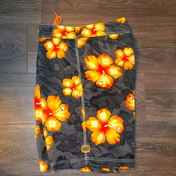 Billabong pinup girl skull hibiscus Boardshorts 34